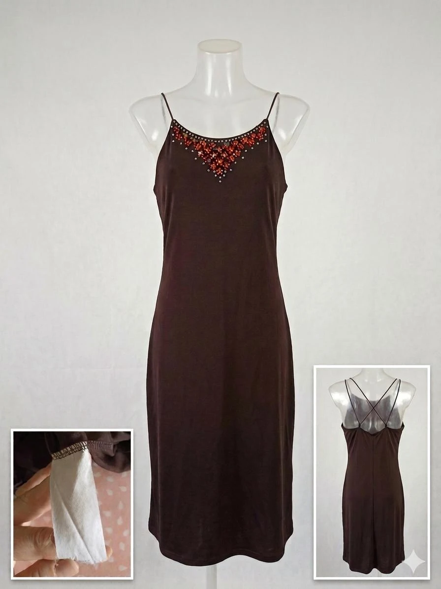Elegante Vestido de Festa Chocolate – Detalhes Perlados & Costas Cruzadas – photo 3